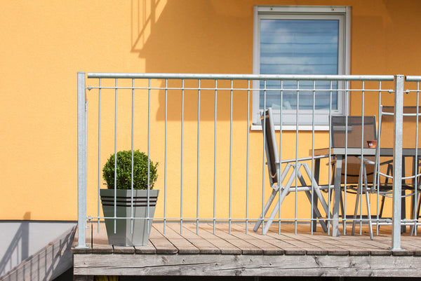 Geländer Ancona Frontalansicht auf Terrasse vor gelben Haus | Feuerverzinkt