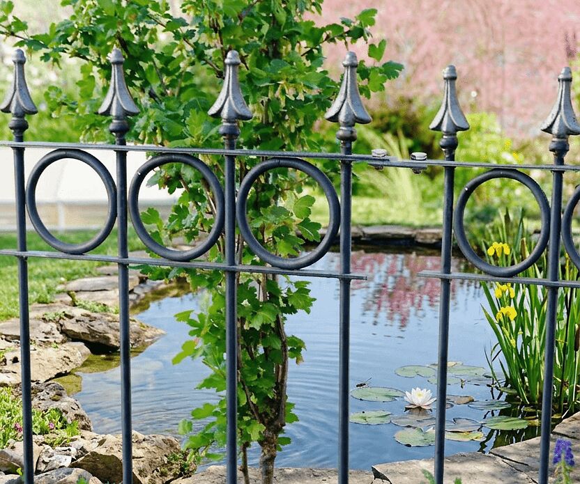 Steckzaun richtig platzieren – so grenzen Sie Teich und Pool sinnvoll ab