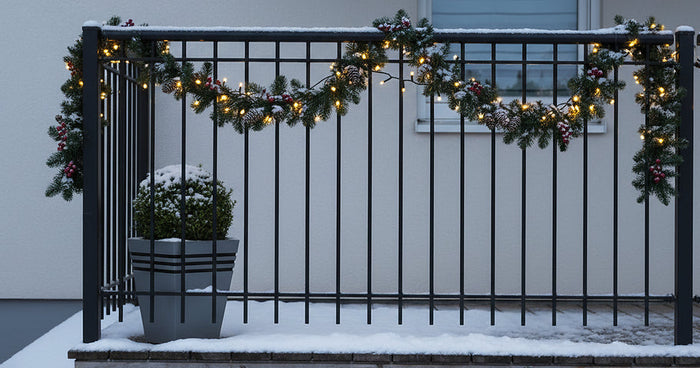 Festliche Weihnachtsdeko für Zaun & Geländer: <br>So schmücken Sie Ihr Zuhause stilvoll und wetterfest