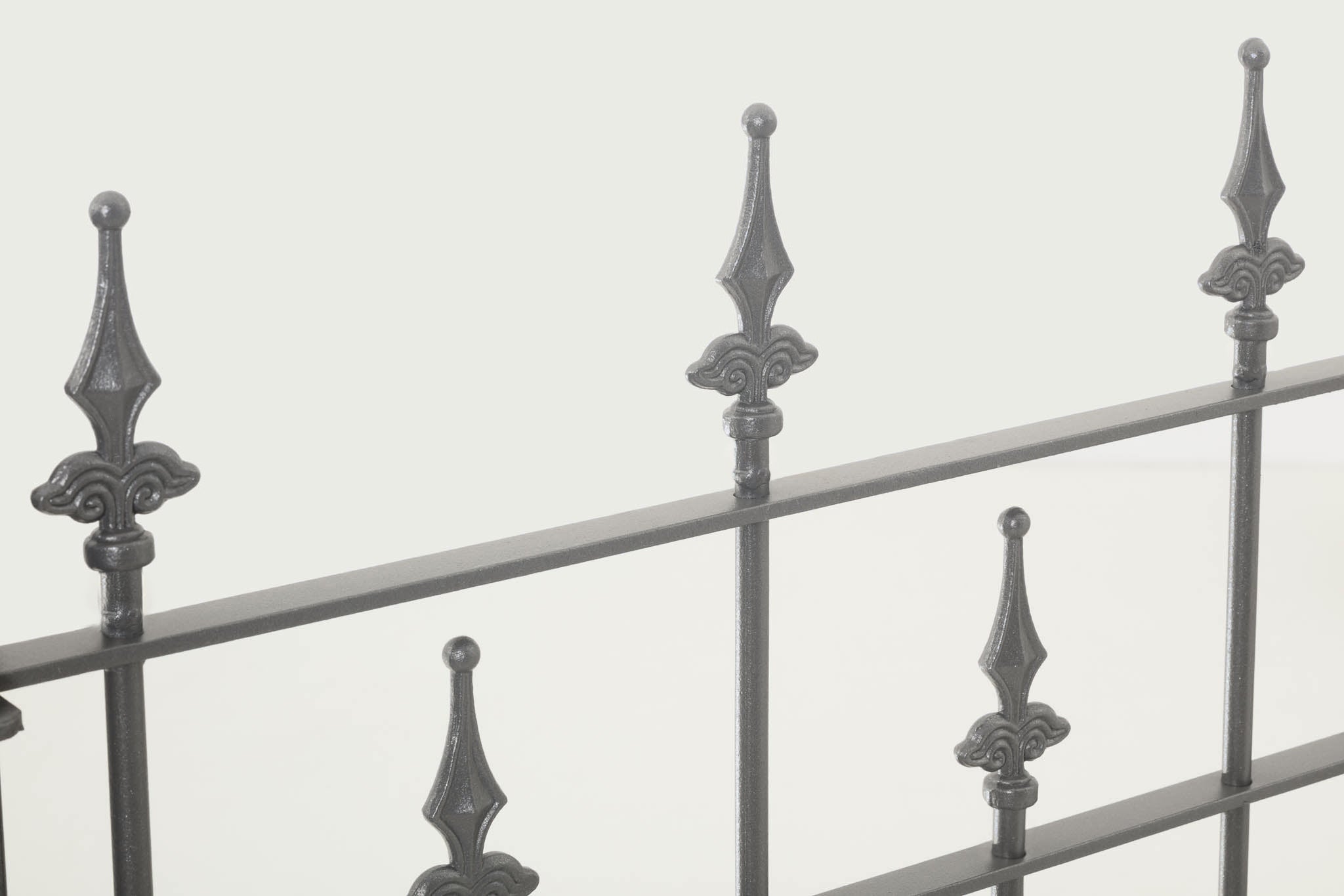 Nahaufnahme Spitzen von Zaun Levanto | pulverbeschichtet anthrazit