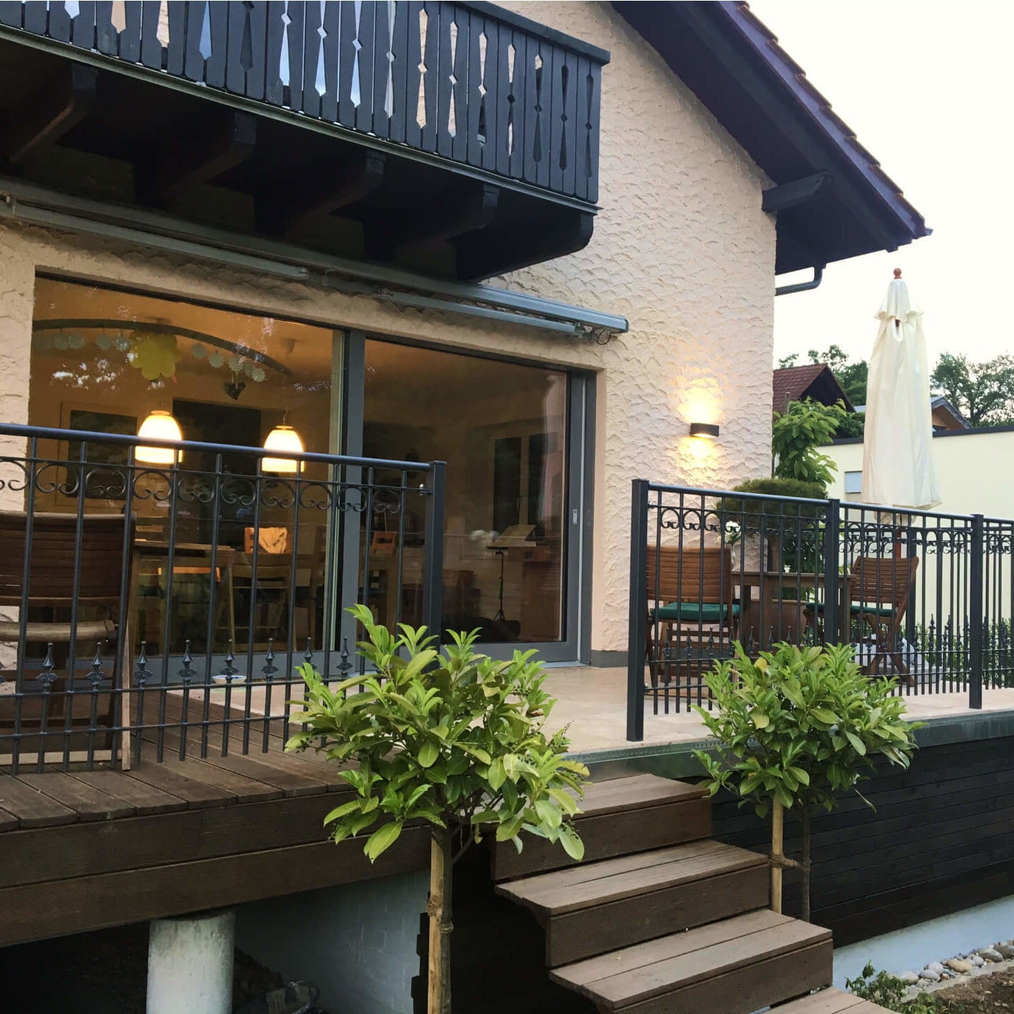 Geländer Lucca auf einer erhöhten Terrasse mit gemütlicher Atmosphäre | Pulverbeschichtet anthrazit
