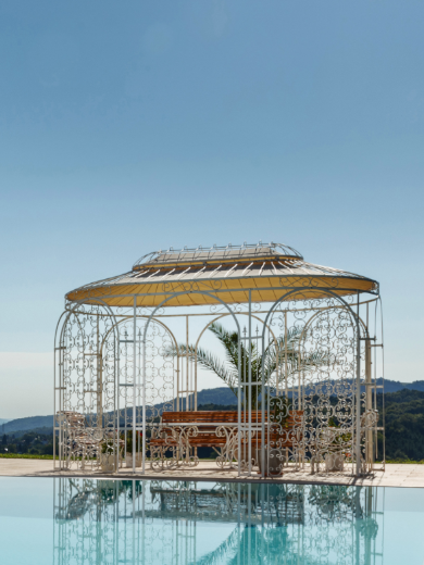 Pavillon Verona in pulverbeschichteter Sonderfarbe Weiss an Pool