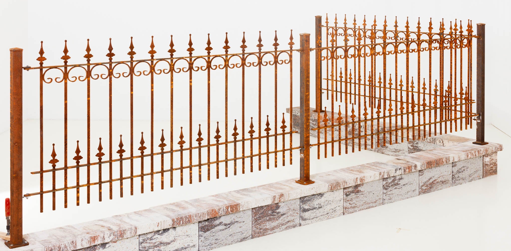 Zaunmodell Lucca in unbeschichtet auf Steinmauer