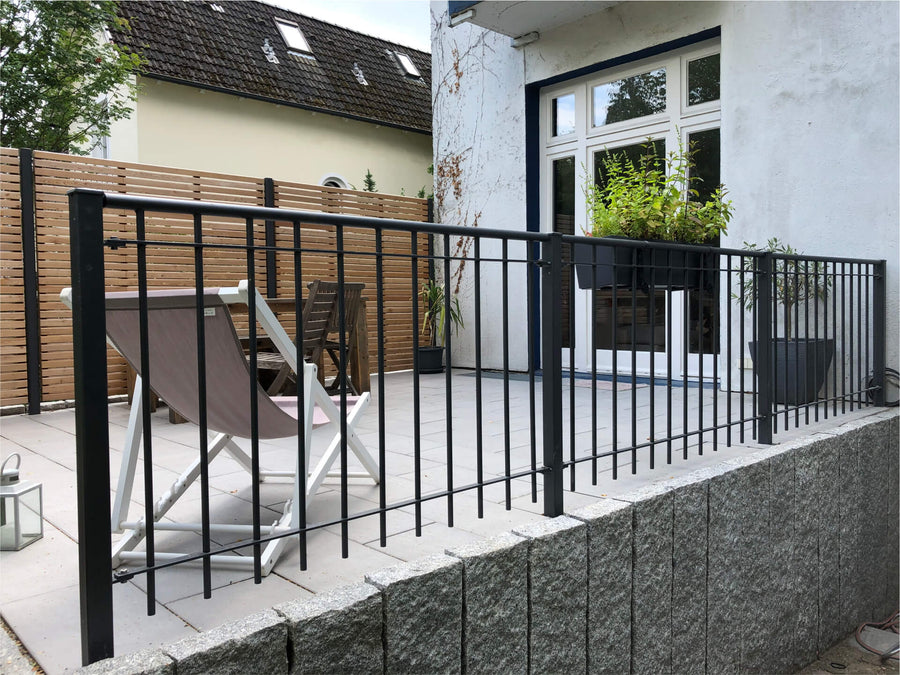 Geländer Ancona auf einer modernen erhöhten Terrasse | Pulverbeschichtet Sonderfarbe RAL 9005 Tiefschwarz