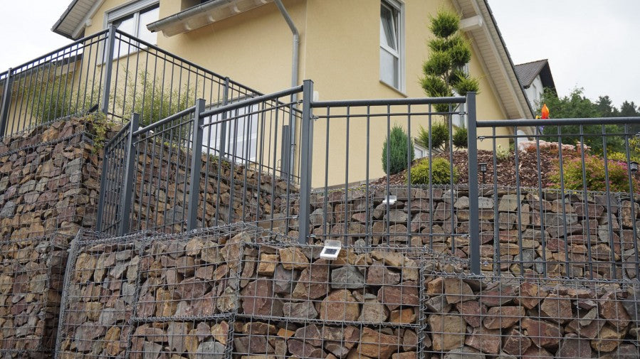 Geländer Ancona in Stufen an Aufgang montiert | Pulverbeschichtet Anthrazit