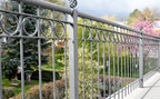 Geländer Belluno auf Balkon vor einem heimischem Garten | Pulverbeschichtet Anthrazit