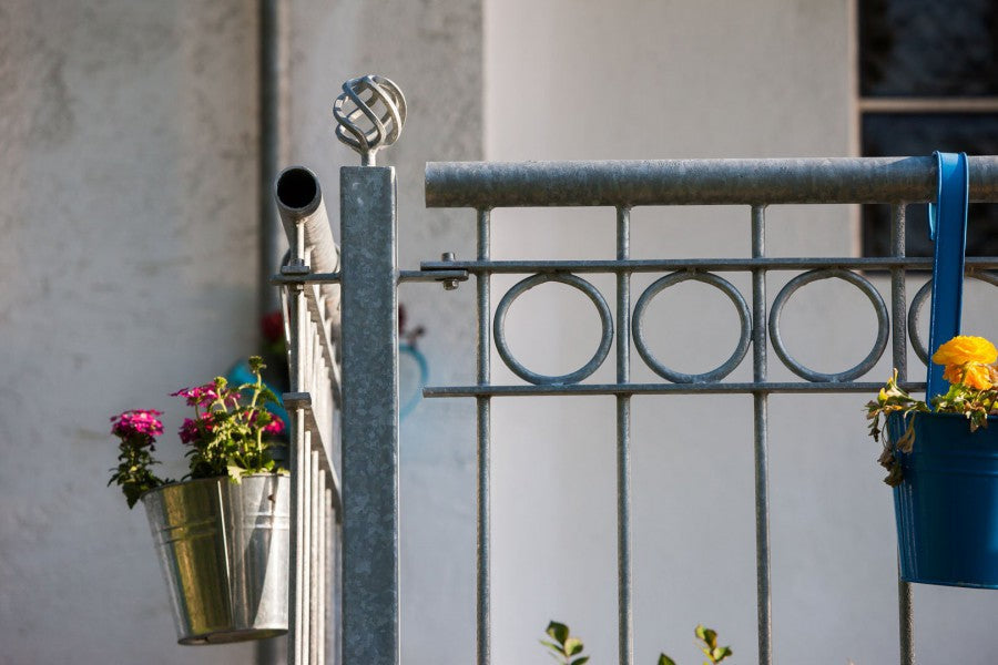 Geländer Belluno über Eck montiert und mit Blumen dekoriert | Feuerverzinkt