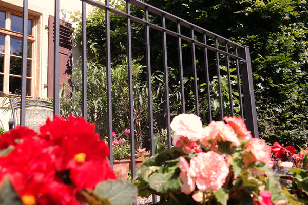 Geländer Padua an Terrasse vor grünen Bäumen | Pulverbeschichtet Anthrazit